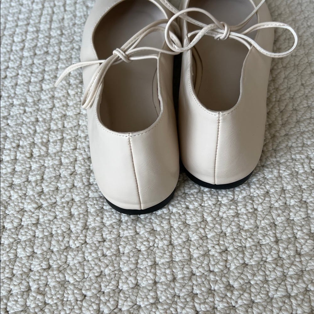 Like new! Winter white flats with tie womens size US 8 - original piece $50 - Picture 5 of 7